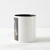 Mädchen mit Perlenohrdekoren zum Party Zweifarbige Tasse (Mittel)