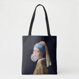 Mädchen mit Perlenohrring beim Pusten eines Kaugum Tasche