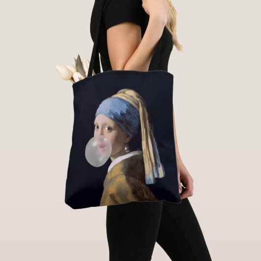 Mädchen mit Perlenohrring beim Pusten eines Kaugum Tasche (Von Nahem)