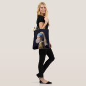 Mädchen mit Perlenohrring beim Pusten eines Kaugum Tasche (Am Model)
