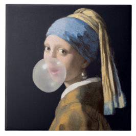 Mädchen mit Perlenohrring, die ein Kaugummi blasen Fliese