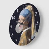 Mädchen mit Perlenohrring, die ein Kaugummi blasen Große Wanduhr (Winkel)