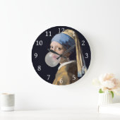 Mädchen mit Perlenohrring, die ein Kaugummi blasen Große Wanduhr (Zuhause)