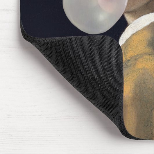 Mädchen mit Perlenohrring, die ein Kaugummi blasen Mousepad (Ecke)