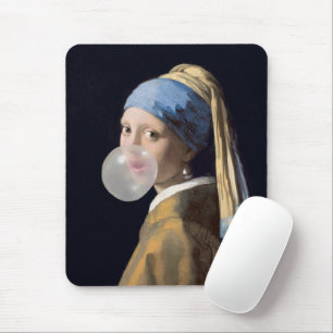 Mädchen mit Perlenohrring, die ein Kaugummi blasen Mousepad