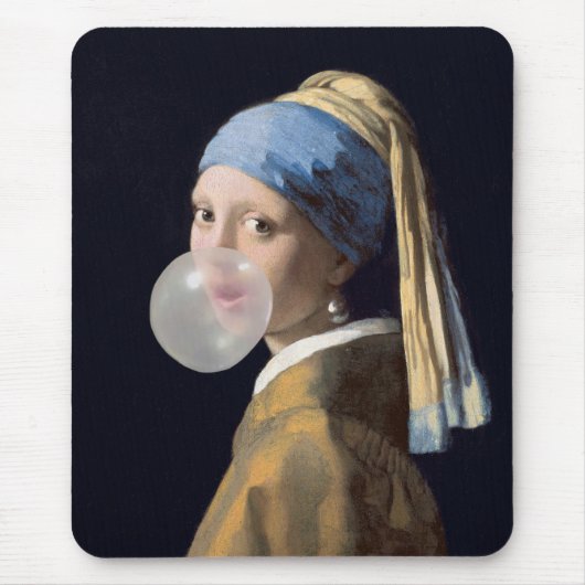 Mädchen mit Perlenohrring, die ein Kaugummi blasen Mousepad (Vorne)