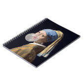 Mädchen mit Perlenohrring, die ein Kaugummi blasen Notizblock (Linke Seite)