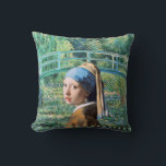 Mädchen mit Perlenohrring, Wasserlily-Teich Kissen<br><div class="desc">"Girl with a Pearl Earring" von Johannes Vermeer und "Water Lily Pond" von Claude Monet sind zwei ikonische Kunstwerke,  die der Welt der Malerei ein unauslöschliches Zeichen links haben.</div>