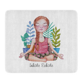 Mädchen mit Pflanze vermitteln Schneidebrett