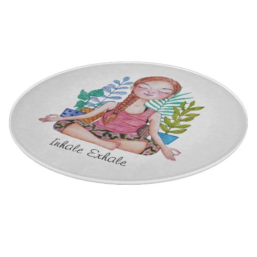 Mädchen mit Pflanze vermitteln Schneidebrett (Ecke)