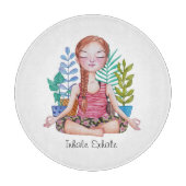 Mädchen mit Pflanze vermitteln Schneidebrett (Vorderseite)