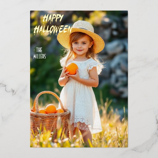 Mädchen mit Pumpkin Basket Happy Halloween Folieneinladung (Vorderseite)