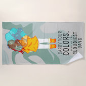 Mädchen mit Regenschirm in Wind Positives Zitat Strandtuch (Vorderseite)