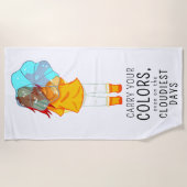 Mädchen mit Regenschirm in Wind Positives Zitat Strandtuch (Vorderseite)