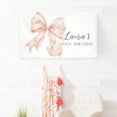 Mädchen mit rosa Schleife Erster Geburtstag Banner (Insitu)