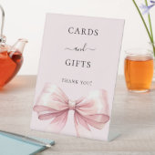 Mädchen mit rosa Schleife Karten Geschenke Schild (In Situ)