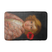 Mädchen mit roter Blume im Haar Badematte (Vorderseite)