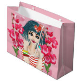 Mädchen mit roter Ribbon-Geschenktasche Große Geschenktüte (Vorderseite Schrägansicht)