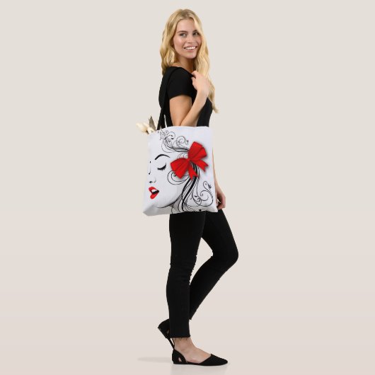Mädchen mit roter Schüssel Tasche (Am Model)