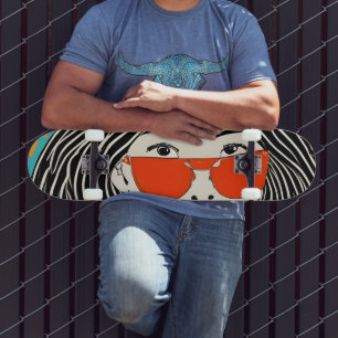 Mädchen mit roter Sonnenbrille Skateboard