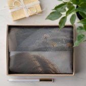 Mädchen mit Schmetterling auf dem Finger Seidenpapier (Geschenk)