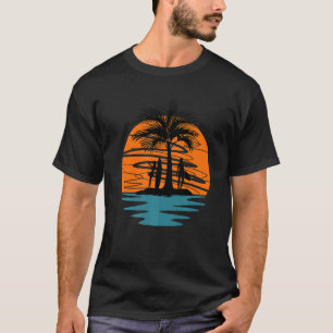Mädchen mit Surfboards auf der Insel bei Sonnenunt T-Shirt