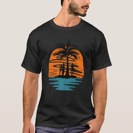Mädchen mit Surfboards auf der Insel bei Sonnenunt T-Shirt (Vorderseite)