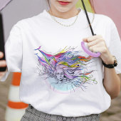 Mädchen mit Träumen in ihrem Haar Surreal Fantasy  T-Shirt