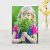 Mädchen mit Unkraut für Mama Karte (Gelbe Blume)