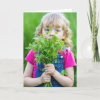 Mädchen mit Unkraut für Mama
