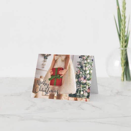 Mädchen mit verzaubertem Geschenk am Weihnachtsbau Karte (Vorderseite)