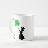 Mädchen mit vierblättrigem Kleeblatt Kaffeetasse (Vorderseite Links)
