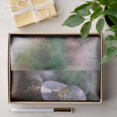 Mädchen mit weißem Hut riecht rosa Rosen Seidenpapier (Geschenk)