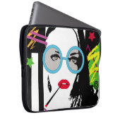 Mädchen mit Zigarette und ungeschliffener farbiger Laptopschutzhülle (Vorne Rechts)