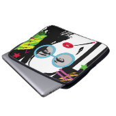 Mädchen mit Zigarette und ungeschliffener farbiger Laptopschutzhülle (Vorne Knopf)