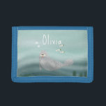 Mädchen Niedlich blau unter dem Siegel des Ozeans  Tri-fold Geldbeutel<br><div class="desc">Diese niedliche und gemütliche Kindertasche zeichnet sich durch ein Siegel mit Meeresfischen,  Algen und einem blauen Meereswellen-Hintergrund aus. Auf dem Kopfkissen ist auch Platz für eine eigene Anpassung vorhanden: ein Name in der whimsical Typografie. Das perfekte skurrile Unterwasser-Geschenk für alle Kinder und Ozeanfreunde!</div>