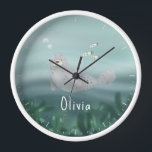 Mädchen Niedlich blau unter dem Siegel des Ozeans  Uhr<br><div class="desc">Dieses niedliche Kinderuhrdesign zeichnet sich durch eine Darstellung des Siegels des Ozeans mit Fischen, Algen und einem Hintergrund mit blauen Meereswellen aus. Es gibt auch Platz auf der Uhr, um Ihnen eigene Anpassung hinzuzufügen: ein Name in whimsical Typografie. Das perfekte aquamarin blaue Unterwassergeschenk für Kinder und Ozeanfreunde, ideal für Kinder-...</div>