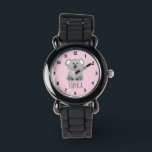 Mädchen Niedlich Koala Bären Cartoon Blume & Name  Armbanduhr<br><div class="desc">Diese niedliche und gürtelige Kinderuhr besticht durch eine hübsche,  handgezeichnete Koala-Bärendoodle und Blume mit rosa Hintergrund. Dieses schöne kawaii Design bietet auch einen Platz,  wo Sie Ihren Mädchennamen hinzufügen können. Das perfekte Australien Wildlife Design für Ihre Kleinen!</div>