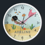 Mädchen Niedlich und magisch unter dem Meer Meerju Uhr<br><div class="desc">Diese niedliche und skurrile Kinderuhr besticht durch eine magische Meerjungfrau mit einem natürlichen Afro- und Rosa-Schwanz und einem passenden Fisch auf der Rückseite. Die Tasche kann mit Ihrem Mädchennamen personalisiert werden,  das ideale Geschenk für alle Meerjungfrau,  die tolle Dekoration für ein Kinderzimmer oder Kinderzimmer.</div>