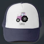Mädchen Niedlicher Lila Bauernhof Traktor und Name Truckerkappe<br><div class="desc">Dieses niedliche und moderne Kinderwagen hat einen lila Traktor-Cartoon und Platz für Sie,  um Ihren Mädchennamen hinzuzufügen. Das perfekte Geschenk für jeden Traktor,  der kleinen Bauer liebt!</div>