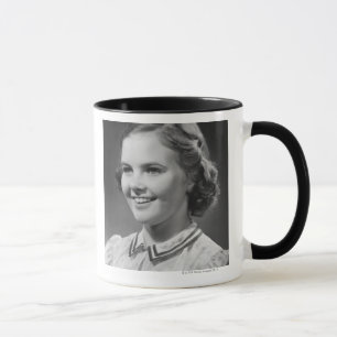 Mädchen posiert im Studio Tasse