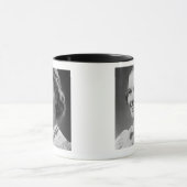 Mädchen posiert im Studio Tasse (Zentrum)