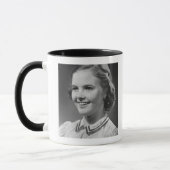 Mädchen posiert im Studio Tasse (Links)