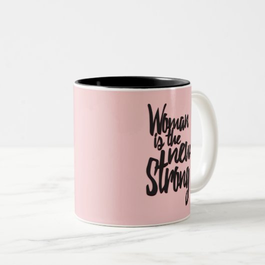 Mädchen-Power-Frau ist im rosa Schwarzen das neue Zweifarbige Tasse (VorderseiteRechts)