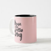 Mädchen-Power-Frau ist im rosa Schwarzen das neue Zweifarbige Tasse (Vorderseite Links)