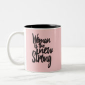 Mädchen-Power-Frau ist im rosa Schwarzen das neue Zweifarbige Tasse (Links)