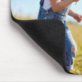 Mädchen pustet Löwenzahnsamen weg Mousepad (Ecke)