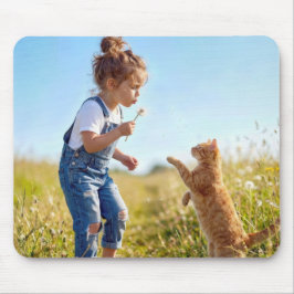 Mädchen pustet Löwenzahnsamen weg Mousepad