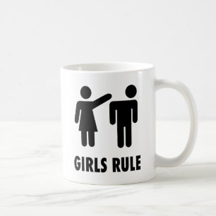 Mädchen regieren kaffeetasse