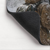 Mädchen schaufelt einen Weg zu einem Garnladen Mousepad (Ecke)